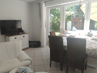 Wohnzimmer mit Esstisch