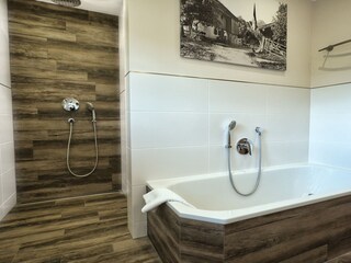 Bad mit Walk-in-Dusche und Wanne