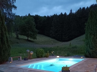 Pool in der Nacht