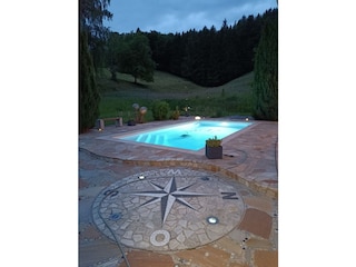 Pool in der Nacht