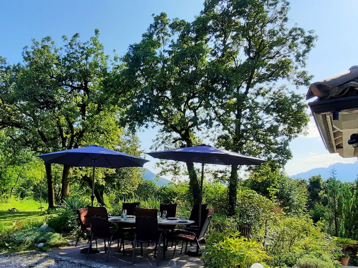 Essplatz im Garten mit Grillmöglichkeit