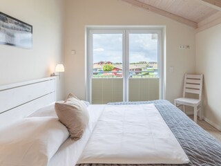 Schlafzimmer mit Zugang zum Balkon