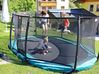 Eigener Garten mit kleinem Spielplatz