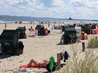 Strand, im Hintergrund die Seebrücke von Heringsdorf