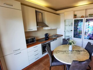 Gut ausgestattete Küchenzeile