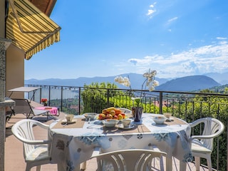 Ca. 50 m² großer teilüberdachter u-förmiger Balkon