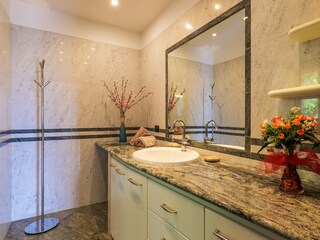 Freundliches Badezimmer mit Dusche, Bidet und Fenster