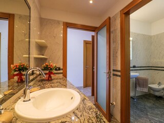 Freundliches Badezimmer mit Dusche, Bidet und Fenster