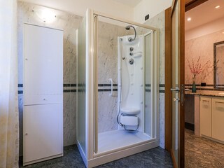 Freundliches Badezimmer mit Dusche, Bidet und Fenster