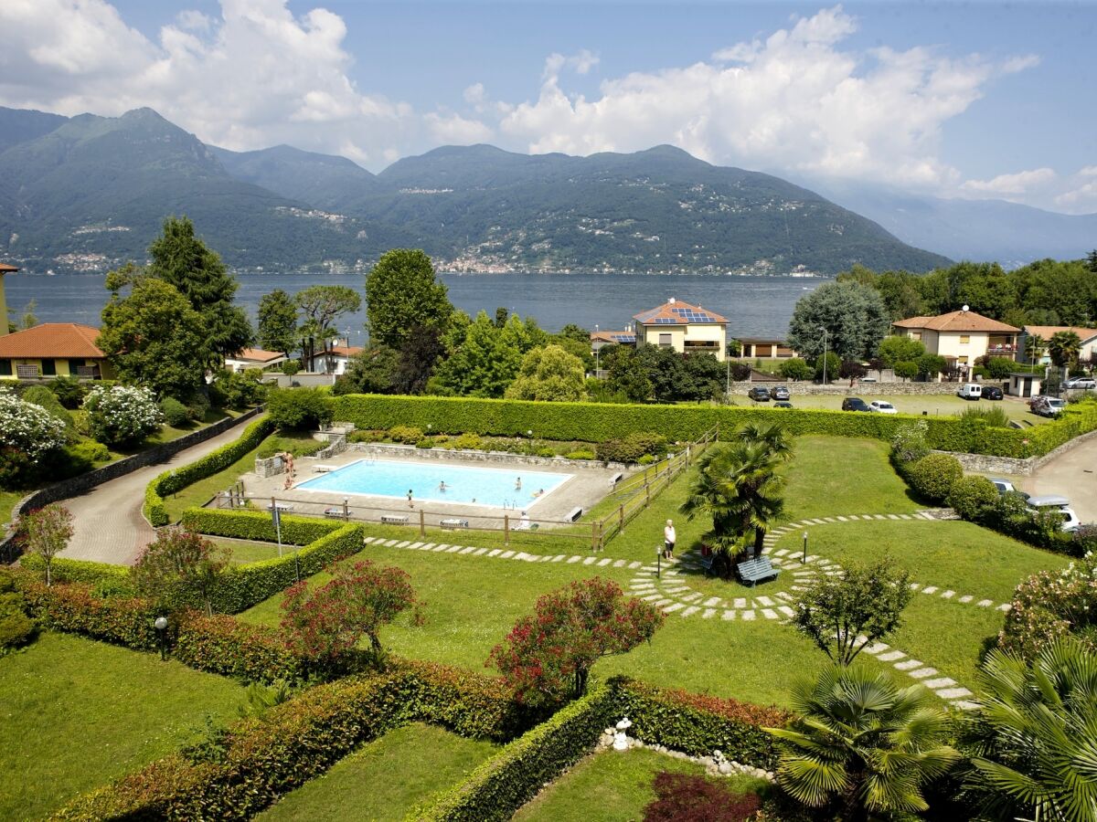 Großer, gepflegter Park mit schönem Pool