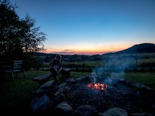 Lagerfeuer am Abend auf dem 1800 m2 großen Grundstück