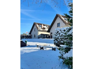 Zwei Ferienhäuser auf einem großen Grundstück im Winter
