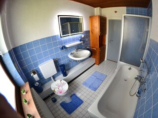 2. Badezimmer obere Etage
