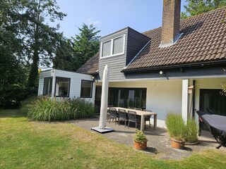 Unserem Haus mit Terrasse , Tisch  und Stuhle von Borek