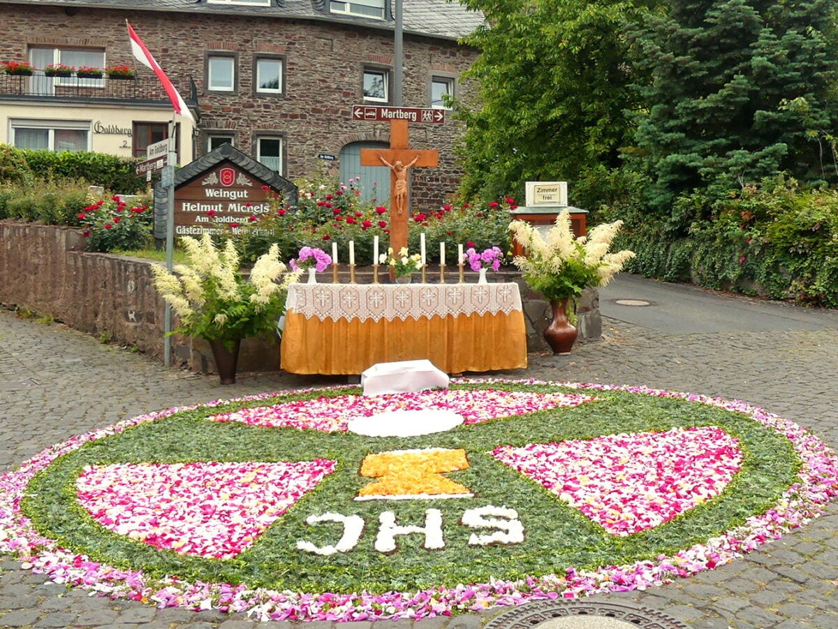 Frohnleichnamsaltar mit Blumenteppich