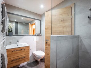 Badezimmer mit Regendusche