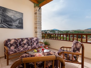 Sitzplatz mit Aussicht auf die Berge auf dem Dach