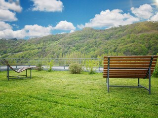 Aussicht Liegewiese mit Grill  für alle Ferienwohnungen