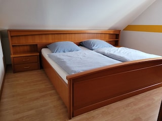 Schlafzimmer mit 2 x 2 m Doppelbett