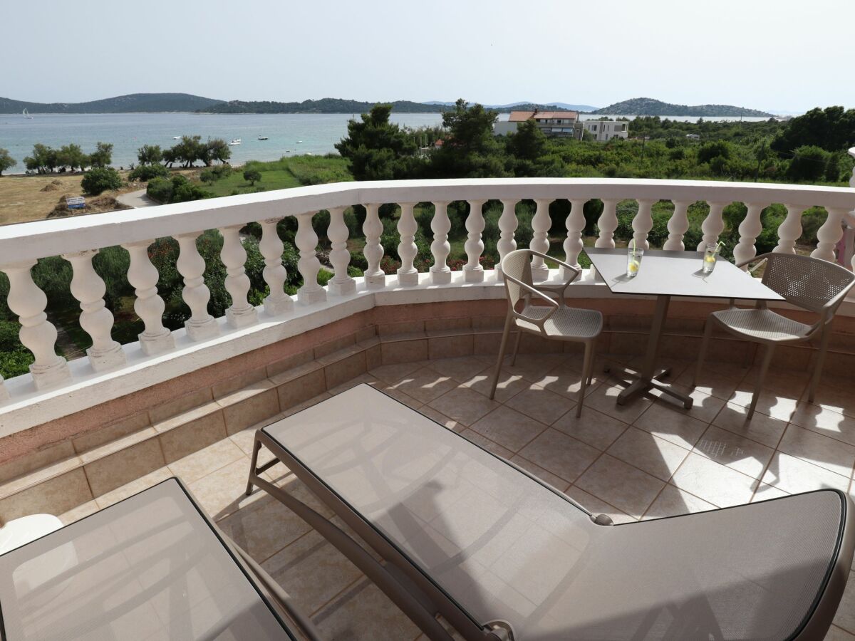 Terrasse mit Blick zum Meer