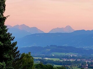 Abendstimmung auf dem Balkon mit Blick in die Allgäuer