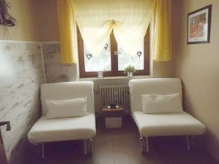 Kleines Schlafzimmer mit 2 Bettsesseln