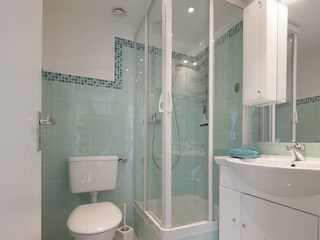 Das Badezimmer mit Dusche