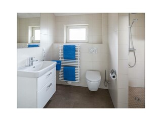 Bad mit Dusche und WC