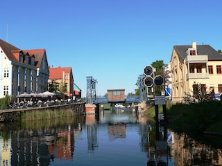Blick auf die Hubbrücke und rechts das Panoramahaus
