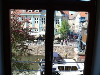 Blick aus der Küche auf die Hubbrücke