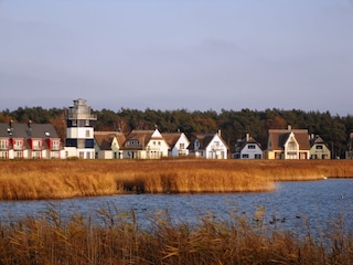 Blick auf die Feriensiedlung vom Bodden aus