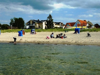 Blick vom Strand aus, die Strandvilla im Hintergrund