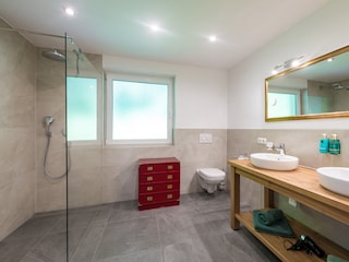 Bad mit begehbarer Dusche, Doppelwaschbecken und WC