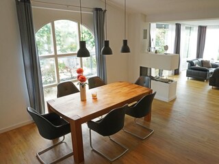 Geräumiges Esszimmer