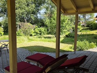 Gartenmöbel und Liegen stehen für Sie bereit