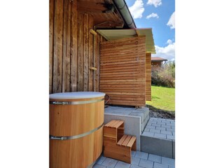 Dusche und Tauchbecken hinter dem Gartenhaus