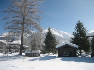 Ums Haus herum - Wiese, Wald, Berge, Sonne