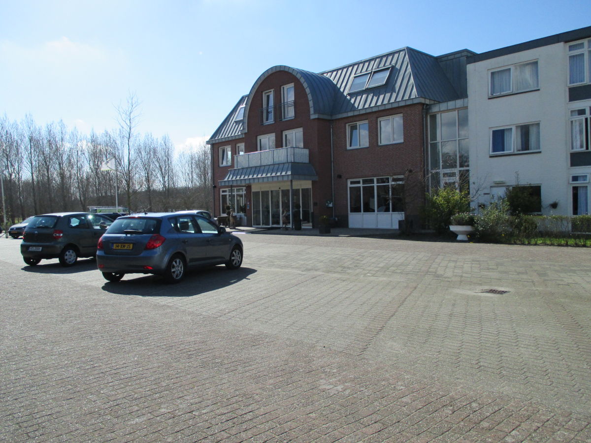 Parkplatz mit Hotel-Ansicht