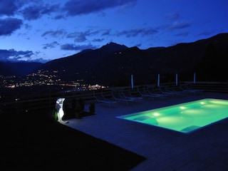 Unser beheitzter Panoramapool bei Nacht