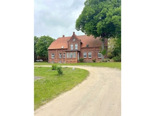Zufahrt und Gutshaus
