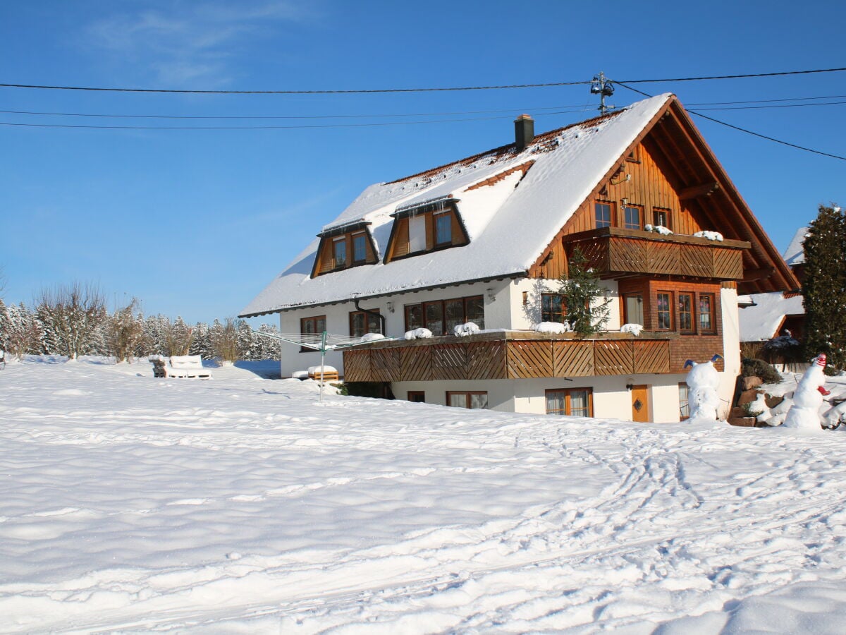 Hausansicht im Winter