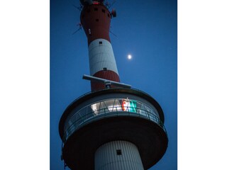 Am Neuen Leuchtturm in der Nacht mit Mond.