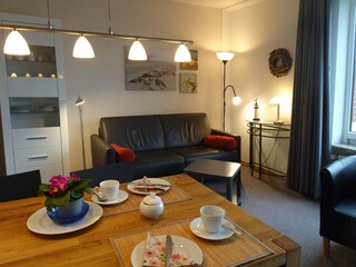 Unser gemütliches Wohnzimmer mit bequemen Bettsofa.