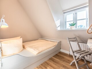 Schlafzimmer 2 von 2 schmales Bett