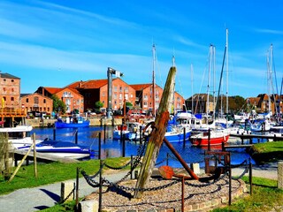 Hafen in Orth (in ca. 1km)