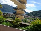 Ca. 10 m² großer Sonnenbalkon mit Markise und Sicht auf Cannobio, den See und die umliegenden Berge