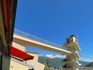 Ca. 10 m² großer Sonnenbalkon mit Markise und Sicht auf Cannobio, den See und die umliegenden Berge