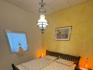 Schlafzimmer mit Doppelbett