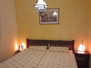 Schlafzimmer mit Doppelbett