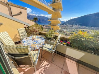 Ca. 10 m² großer Sonnenbalkon mit Markise und Sicht auf Cannobio, den See und die umliegenden Berge